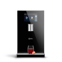 Wasserspender Aqua Choice von Kaffee Partner mit einem Glas Erdbeergetränk