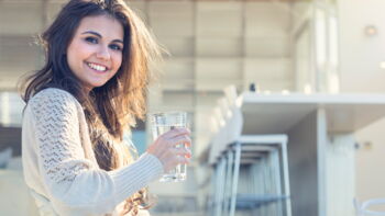 Frau trinkt ein Glas Wasser